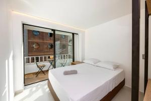 M301 Poblado Apt close to lleras park jacuzzi AC