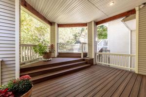 Breathtaking Lake Fernan Views & Cozy Comforts