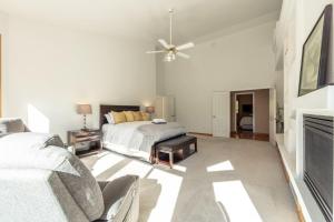 Breathtaking Lake Fernan Views & Cozy Comforts