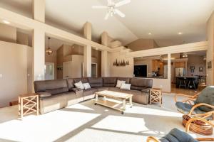 Breathtaking Lake Fernan Views & Cozy Comforts