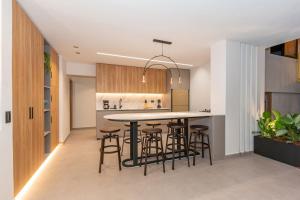 7BR Poblado House close to Lleras Park Jacuzzi AC