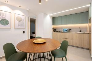 L301 4BR Lleras Park Apt Rooftop Jacuzzi AC