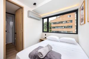 L301 4BR Lleras Park Apt Rooftop Jacuzzi AC