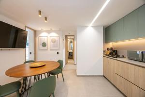 L301 4BR Lleras Park Apt Rooftop Jacuzzi AC