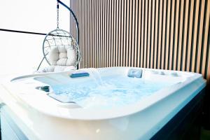 Jacuzzi Canal view BusinessBay - 4hvězdičkové hotely ve městě Dubaj