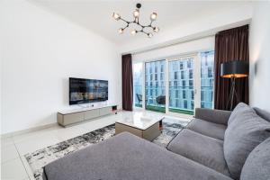 Chic Waterfront 1 Bed with Panoramic Marina Views