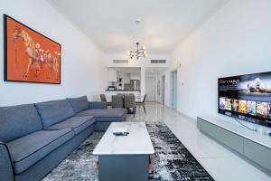 Chic Waterfront 1 Bed with Panoramic Marina Views