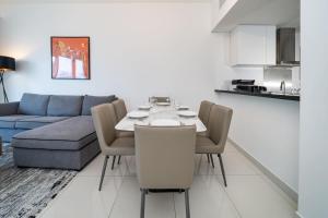 Chic Waterfront 1 Bed with Panoramic Marina Views