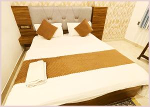 Hotel M!M-G Inn Kashi Vishwanath Temple - Free Wi-Fi - Lift and Parking Facilities - Fully Air Conditioning Rooms - Best Hotel