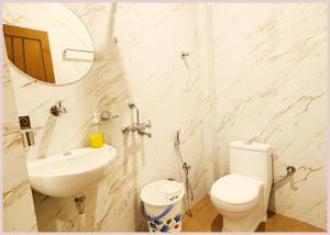 Hotel M!M-G Inn Kashi Vishwanath Temple - Free Wi-Fi - Lift and Parking Facilities - Fully Air Conditioning Rooms - Best Hotel