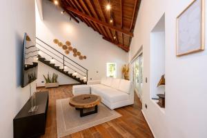 CH105 Poblado 7BR Villa Jacuzzi AC 24 hours Security