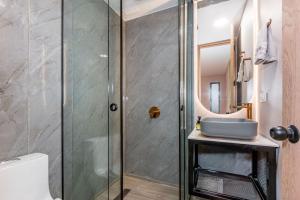 M201 Poblado Apt close to lleras park jacuzzi AC