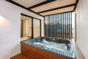 M501 Poblado Apt close to lleras park jacuzzi AC