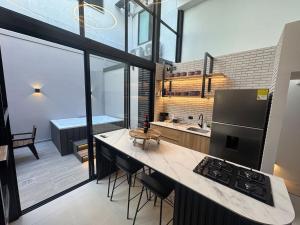 Luxury Poblado House 12 Rooms 2 Jacuzzis AC