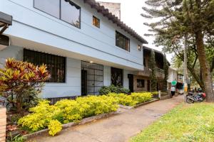 L3 9BR Laureles House Rooftop 2 Jacuzzis AC - Дома для отпуска, Медельин