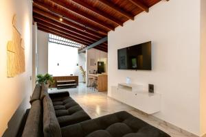 L3 9BR Laureles House Rooftop 2 Jacuzzis AC