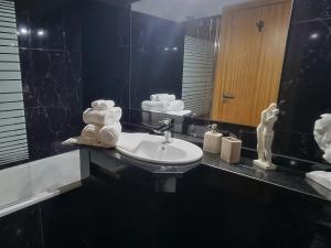 Cozy Private Room in Funchal, Ensuite Bathroom, WiFi and Great Location