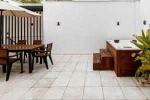 L1 7BR Laureles House rooftop jacuzzi AC