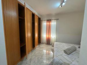 Cozy Private Room in Funchal, Ensuite Bathroom, WiFi and Great Location