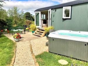 Romantic Shepherds Hut with Hot Tub, Rural Cheshire