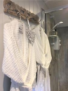 Romantic Shepherds Hut with Hot Tub, Rural Cheshire