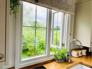 Romantic Shepherds Hut with Hot Tub, Rural Cheshire