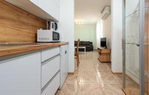 Nice Apartment In Seline With Wifi 