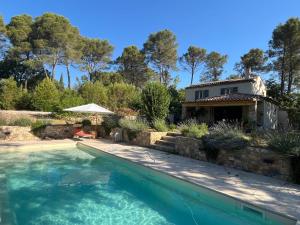 Villas Piscine chauffee, tennis, Mas provencal contemporain : photos des chambres