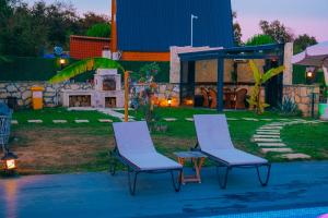 MedaSuite Stone House with Detached Pool