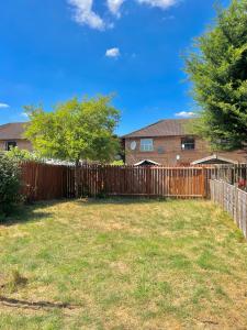 Central MK Home, Garden and Free Private Driveway Parking! 4 Beds Fully Equipped Train station 5 Mins