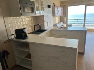 Studio met zeezicht en zwembad en parking