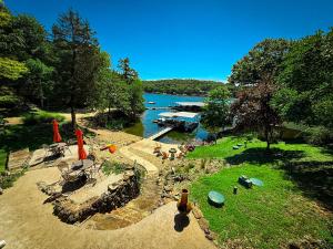Lakefront Cabin-4BD3BADockHottubFirepitKayaks