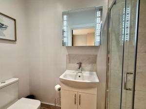 Beachside Comfort, Beach & Castle, Free Parking