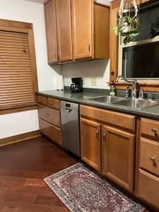 The Drift Inn, Old charm, Quiet, Fenced backyard, House in Driftless area