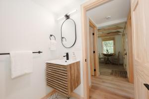 BrookHaus - Modern Cabin Stay at Harvard Brook