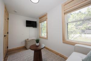 BrookHaus - Modern Cabin Stay at Harvard Brook