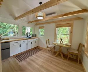 BrookHaus - Modern Cabin Stay at Harvard Brook