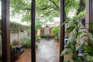 Sojourn Short Walk to Capitol and Eastern Market