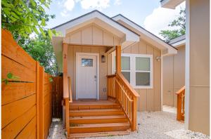 Historic Comfort 2BR1BA Guesthouse Near Riverwalk