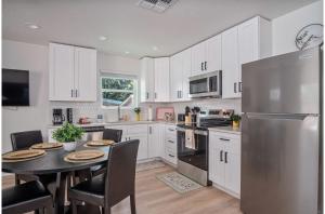 Historic Comfort 2BR1BA Guesthouse Near Riverwalk