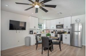 Historic Comfort 2BR1BA Guesthouse Near Riverwalk