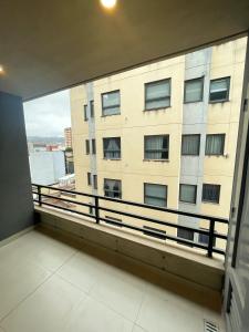 Studio luminoso y nuevo, a pasos de la calle principal