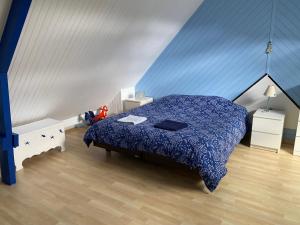 Maison en bois avec vue sur étang de Sandun