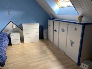 Maison en bois avec vue sur étang de Sandun