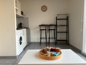 Studio proche république et drapeau