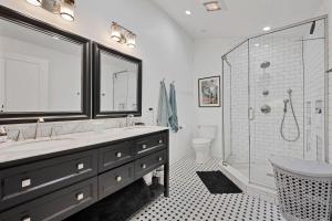 Wicker Park 4bd 3ba, Steps from CTA, Parking Incl home