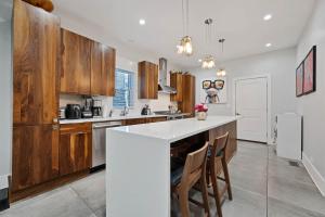 Wicker Park 4bd 3ba, Steps from CTA, Parking Incl home