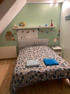 Maison en bois avec vue sur étang de Sandun