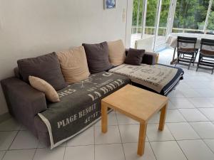 Maison en bois avec vue sur étang de Sandun