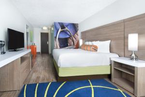 Standard King Room room in Hotel Indigo Cleveland Beachwood an IHG Hotel